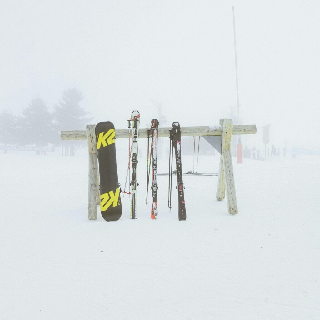 skis